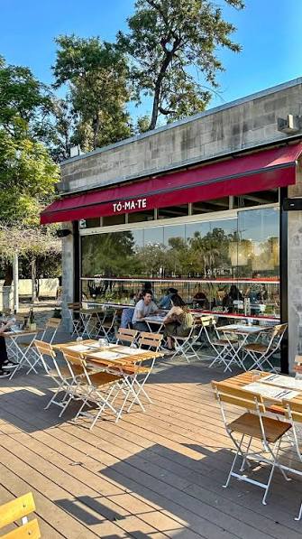 Tomate Estación de Sabores: terraza con mesas listas y fachada del restaurante en los Bosques de Palermo